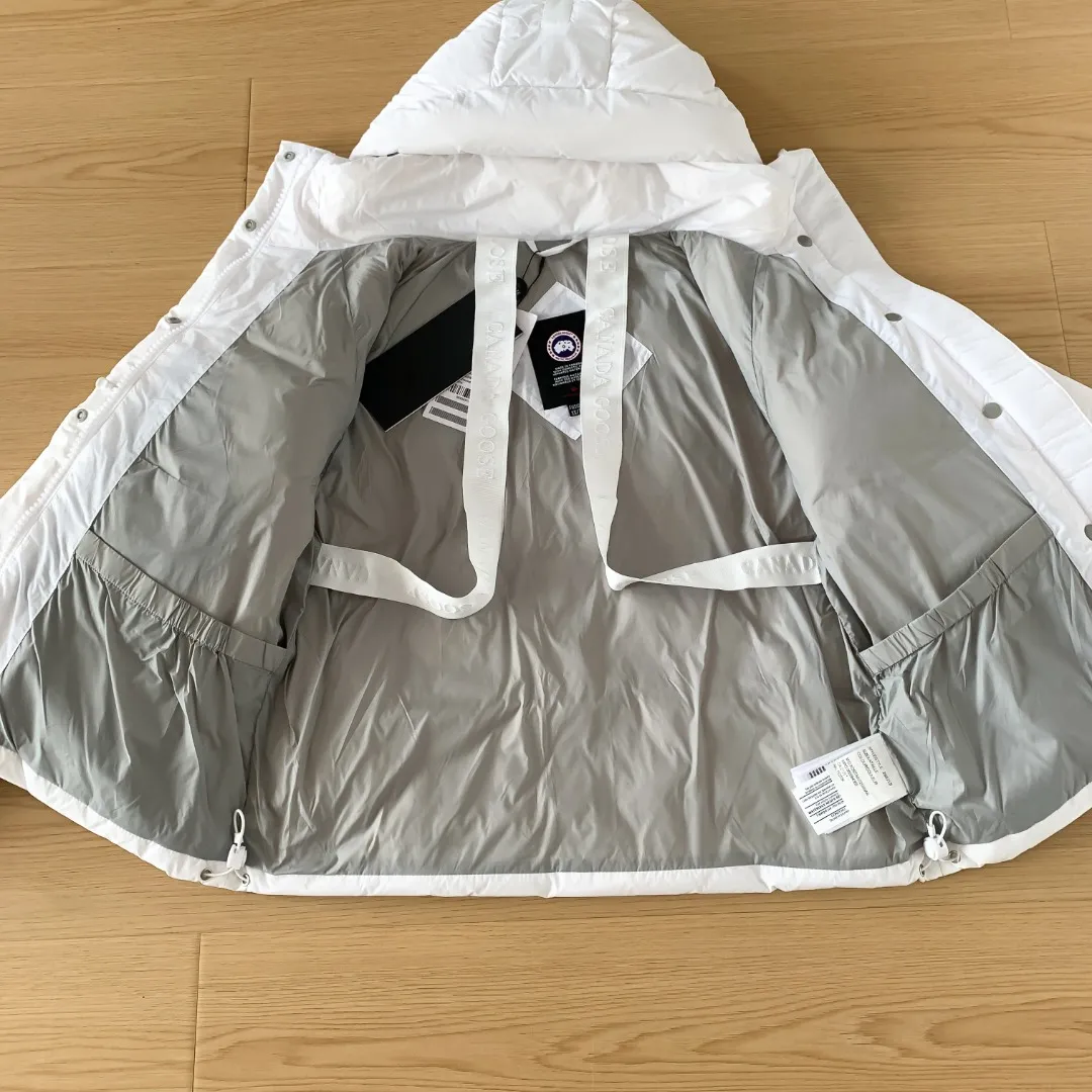[Beichen White] Style number: Y 109 𝘾𝘼𝙉𝘼𝘿𝘼 𝙂𝙊𝙊𝙎𝙀/Canada Goose 2602LB 1 Capsule Series Macaron Parka Size: XS S M L XL Down: National standard 80% white duck down, light weight and strong warmth retention. Fabric: Made of soft Endura Luxe fabric and CORDURA imported from Du Pont Company of the United States, which enhances the durability of easy-to-wear parts, is lightweight and durable; the inner liner is made of T anti-velvet gallbladder, which is comfortable, soft and non-velveting.